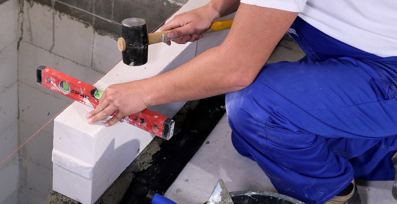 murowanie ścian działowych krok po kroku