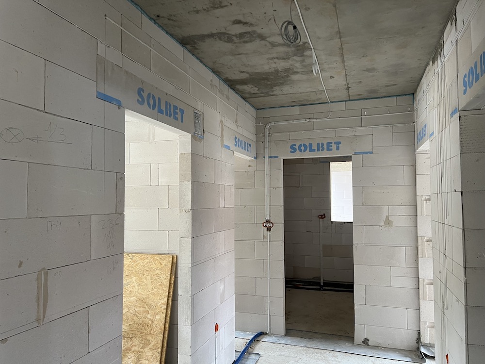 Ściany działowe z betonu komórkowego są lekkie (fot. SOLBET)